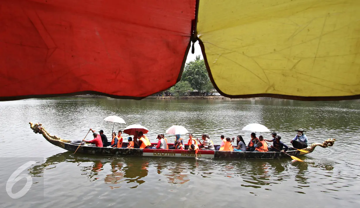 Sejumlah pengunjung menaiki perahu di kawasan wisata Setu Babakan, Jakarta Selatan, Sabtu (2/1/2016). Setu Babakan menjadi destinasi wisata alternatif dengan biaya yang relatif terjangkau. (Liputan6.com/Immanuel Antonius)