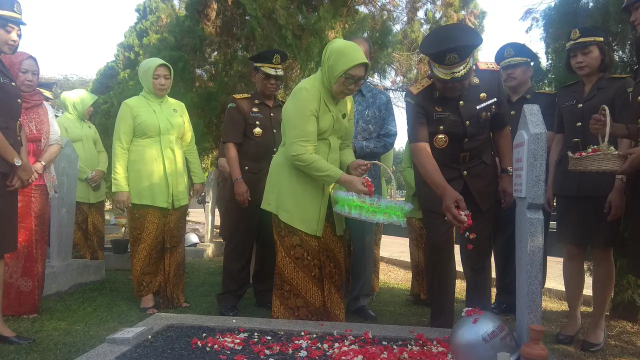 Jaksa Agung Muhammad Prasetyo melakukan upacara dan ziarah di Taman Makam Pahlawan (TMP) Kalibata, Jakarta Selatan, Minggu (21/7/2019).