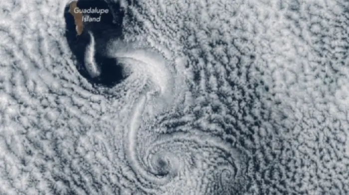 Satelit Suomi NPP menangkap fenomena awan unik berbentuk spiral di Baja California, Meksiko. (NASA Earth Observatory)