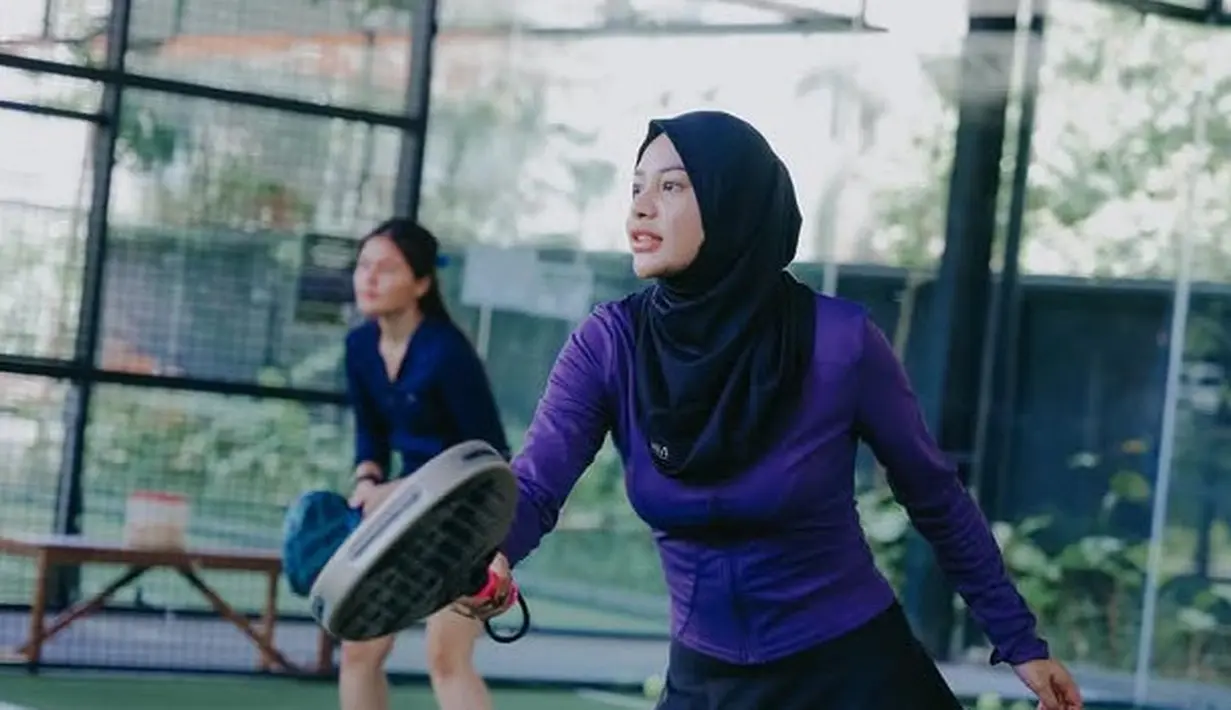 Tampak dari foto-foto yang diunggah, Aurel Hermansyah tampil dengan baju olahraganya. Terlihat ia mengenakan atasan jaket body fit warna ungu. [@aurelie.hermansyah]