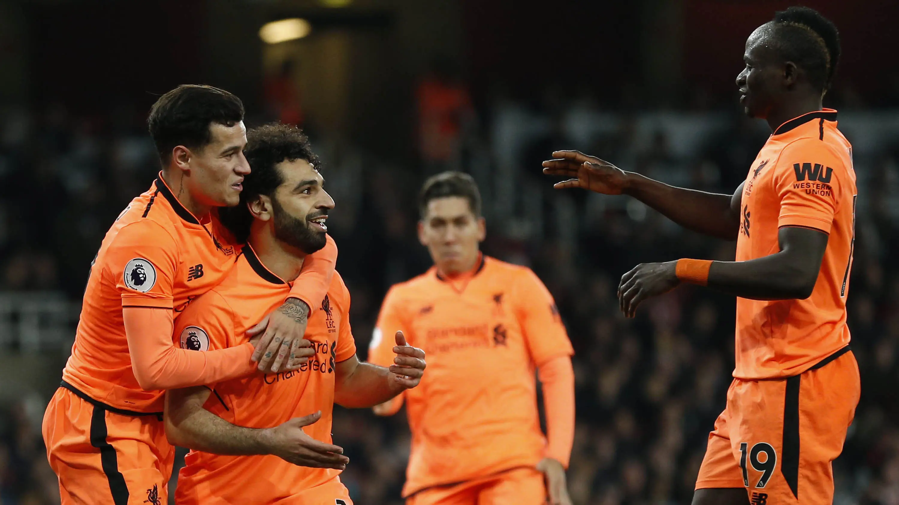 Para pemain Liverpool merayakan gol yang dicetak Mohamed Salah ke gawang Arsenal pada laga Premier League di Stadion Emirates, London, Jumat (22/12/2017). Kedua klub bermain imbang 3-3. (AFP/Ian Kington)