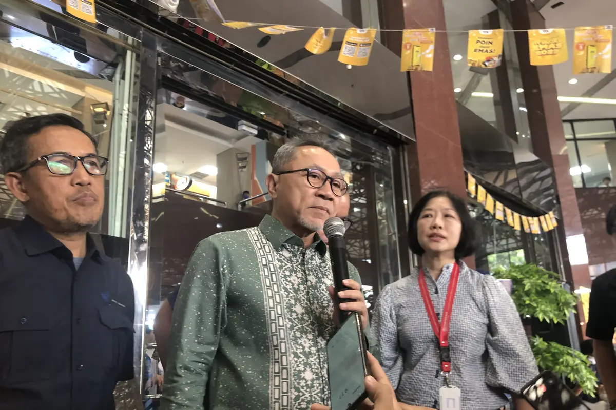 Menteri Perdagangan (Mendag) Zulkifli Hasan (Zulhas) menyatakan, ia secara terbuka terus mendukung penuh dengan menyerahkan kasus tersebut kepada penegakan hukum perihal pengusutan kasus impor gula