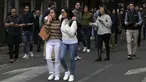 Orang-orang terlihat di jalan setelah gempa bumi di Mexico City pada 7 Desember 2023. (RODRIGO ARANGUA / AFP)