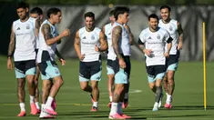 Penyerang Argentina Lionel Messi (kedua dari kanan), gelandang Leandro Paredes (kanan) dan gelandang Giovani Lo Celso (tengah) mengambil bagian dalam sesi latihan selama turnamen sepak bola Piala Dunia 2026 di Sporting KC Training Center, Kansas City pada Kamis 11 Juni 2026. (JUAN MABROMATA/AFP)