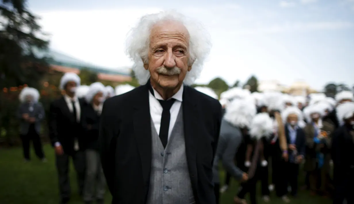 Benny Wasserman berdiri didekat ratusan orang yang berpenampilan mirip Albert Einstein untuk mencetak rekor dunia Guinness di Los Angeles, 27 Juni 2015. Acara ini untuk mengumpulkan dana bagi pendidikan anak-anak tunawisma. (REUTERS/Lucy Nicholson)