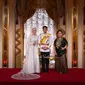 Titiek Soeharto rupanya diundang ke pernikahan Pangeran Abdul Mateen dan Anisha Rosnah di Brunei Darussalam. Ia sempat foto bareng kedua mempelai. (Foto: Dok. Instagram @titieksoeharto)