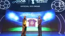 Deputi 3 Bidang Pembudayaan Olahraga Kemenpora Raden Isnanta (kiri) dan CEO Aice Group Holding Jack Wang (kanan), memegang jersey Aice pada peluncuran kerjasama Aice sebagai Official Pre-Packaged Ice Cream FIFA World Cup Qatar 2022 di Jakarta, Selasa, (15/3/2022). (Liputan6.com/HO/Agus)