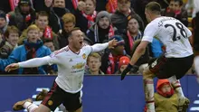 Striker Manchester United, Wayne Rooney (kiri), merayakan gol ke gawang Liverpool pada laga Premier League di Anfield, Liverpool, Minggu (17/1/2016) malam WIB. (AFP/Paul Ellis)