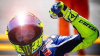 Pebalap Movistar Yamaha, Valentino Rossi, merayakan ulang tahun ke-38 pada sela-sela tes MotoGP di Sirkuit Phillip Island, Australia, Kamis (16/2/2017). (Bola.com/Twitter/Rochy35451447)