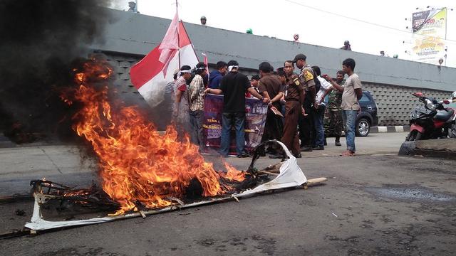 Sejumlah mahasiswa berunjuk rasa mendesak Kejati Sulsel segera memberikan kepastian hukum kasus dugaan suap proyek di Bulukumba (Liputan6.com/ Eka Hakim)