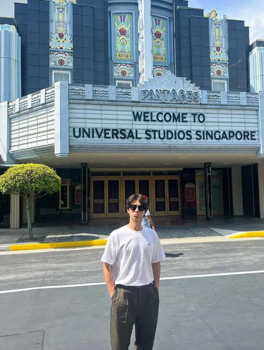 Sebelum kembali ke rutinitasnya di dunia entertain, pria 30 tahun itu masih menyempatkan waktu untuk liburan. Diketahui, SM Entertainment telah mengumumkan bahwa Minho akan merilis album solo pertamanya pada Desember 2022 mendatang. Ini merupakan gebrakan yang telah dinanti selama 14 tahun kariernya. (Liputan6.com/IG/@choiminho_1209)