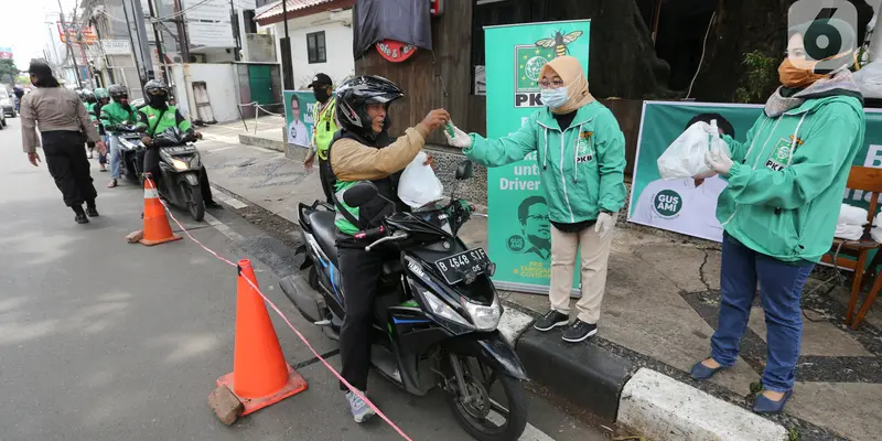 Orderan Sepi, Ojol Terima Bingkisan Makan Siang dan Hand Sanitizer