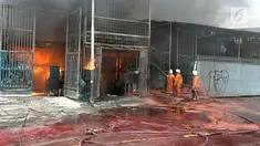 Pabrik lilin terbakar karena salah satu bahan baku terjatuh dan membuat api semakin besar.