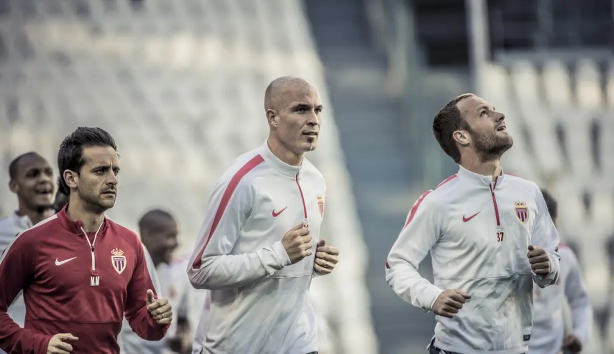 Para pemain Les Rouges et Blancs melakukan sesi pemanasan di Juventus Stadium (asmonaco.com)
