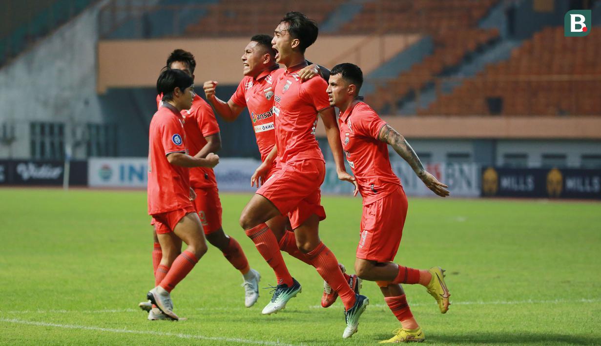 Pemain Borneo FC, Andy Harjito (tengah) melakukan selebrasi bersama rekan-rekannya usai mencetak gol penyeimbang 2-2 ke gawang Bhayangkara FC di masa injury time babak kedua pada laga pekan ke-10 BRI Liga 1 2022/2023 antara Bhayangkara FC melawan Borneo FC di Stadion Wibawa Mukti, Cikarang, Selasa (13/09/2022). (Bola.com/M Iqbal Ichsan)