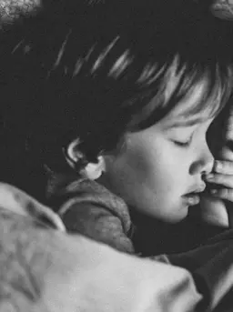 Panduan praktis bagi orangtua untuk membiasakan anak tidur tepat waktu dengan cara mudah dan menyenangkan, tanpa drama. (Foto: Annie Spratt/Unsplash)