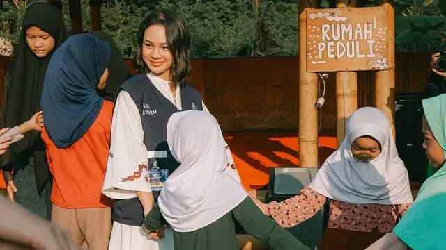 Potret Andien Ngabuburit di Kampung Pemulung
