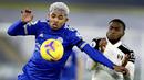 Pemain Leicester City, Wesley Fofana, berebut bola dengan pemain Fulham, Ademola Lookman, pada laga Liga Inggris di Stadion King Power, Senin (30/11/2020). Leicester takluk dengan skor 1-2. (Michael Regan/Pool Photo via AP)
