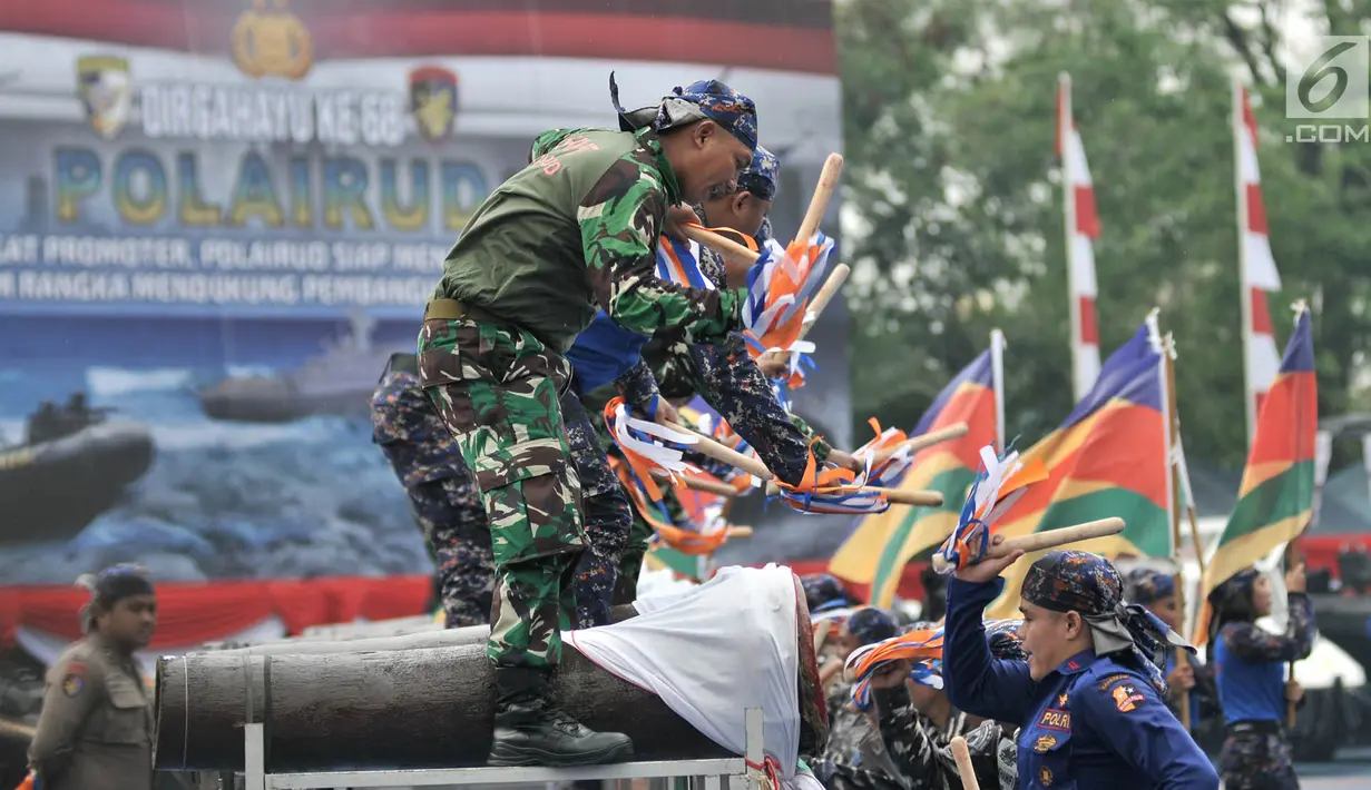 Anggota Kepolisian Air dan Udara (Polairud) melakukan atraksi saat perayaan HUT ke-68 Korpolairud di Mako Ditpolairud, Jakarta, Senin (3/12). Atraksi yang dipertontonkan seperti ketangkasan dan permainan musik. (Merdeka.com/Iqbal Nugroho)