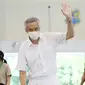 PM Lee Hsien Loong melambai saat memberikan suara dalam pemilu di TPS Sekolah Dasar Alexandra, Singapura, Jumat (10/7/2020). Pemilu di tengah pandemi COVID-19, warga Singapura memberikan suara dengan mengenakan masker dan sarung tangan plastik. (Ministry of Communications and Information via AP)