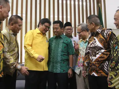 Ketum Partai Golkar Airlangga Hartarto berbincang dengan Ketum PPP Romahurmiziy di Kantor DPP PPP, Jakarta, Kamis (28/6). Pertemuan dalam rangka silaturahmi membahas konsolidasi partai pasca pilkada serentak. (Liputan6.com/Arya Manggala)