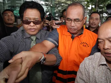  KPK kembali menahan Bupati Musi Banyuasin Pahri Azhari (tengah) dan istrinya, Jakarta, Jumat (18/12). Keduanya dijerat KPK dalam kasus dugaan suap DPRD Kab Musi Banyuasi terkait Persetujuan LKPJ 2014 dan Pengesahan APBD 2015.(Liputan6.com/Helmi Afandi)
