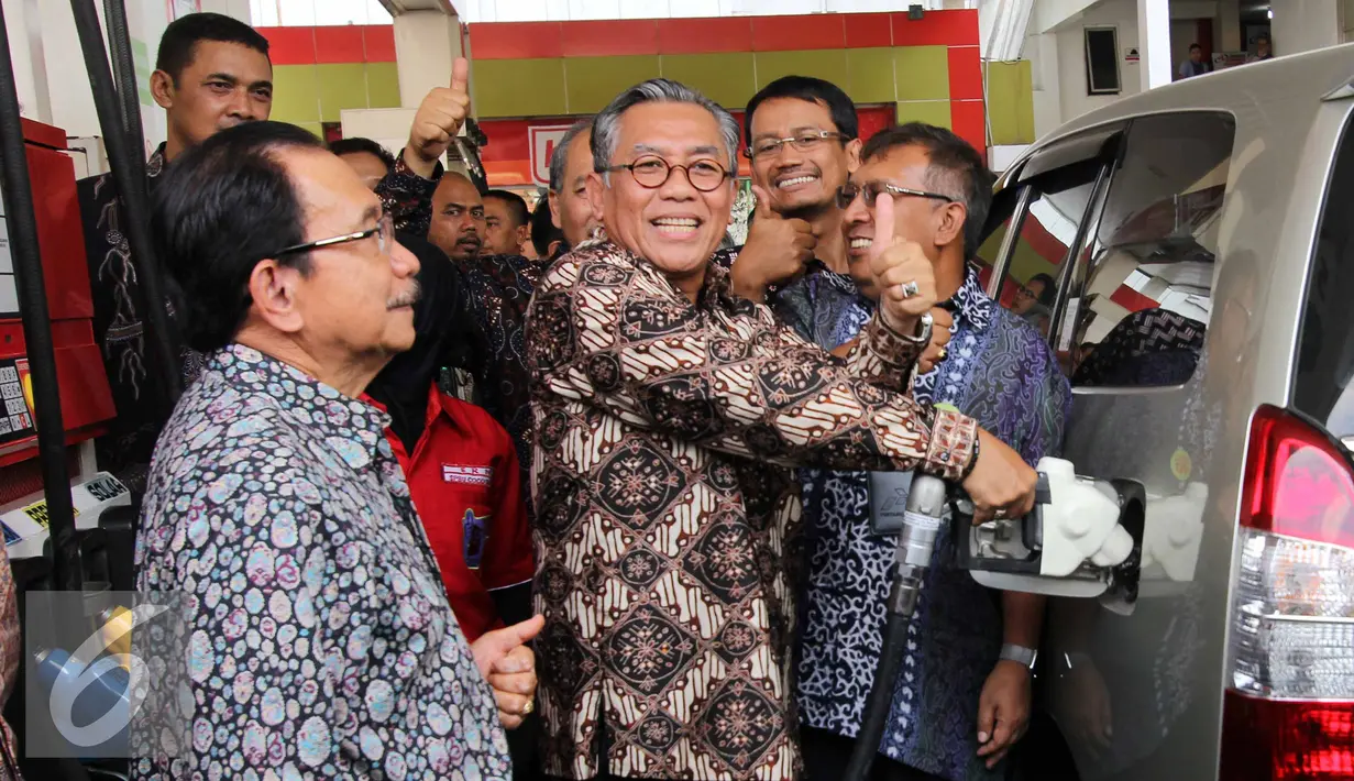 Jajaran direksi Pertamina saat meluncurkan produk BBM baru jenis Pertalite di SPBU Coco, Abdul Muis, Jakarta, Jumat (25/7/2015). PT Pertamina secara resmi menjual Pertalite dengan kandungan 'Research Octane Number' (RON) 90. (Liputan6.com/Helmi Afandi)