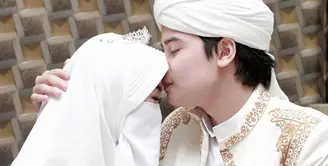 Dai kondang KH Muhammad Arifin Ilham baru saja menikahkan putra pertamanya bernama, Muhammad Alvin Faiz. Alvin resmi mempersunting wanita bernama Larissa Chow yang baru dikenal akrab dua bulan. (Via: Instagram/alvin_411)