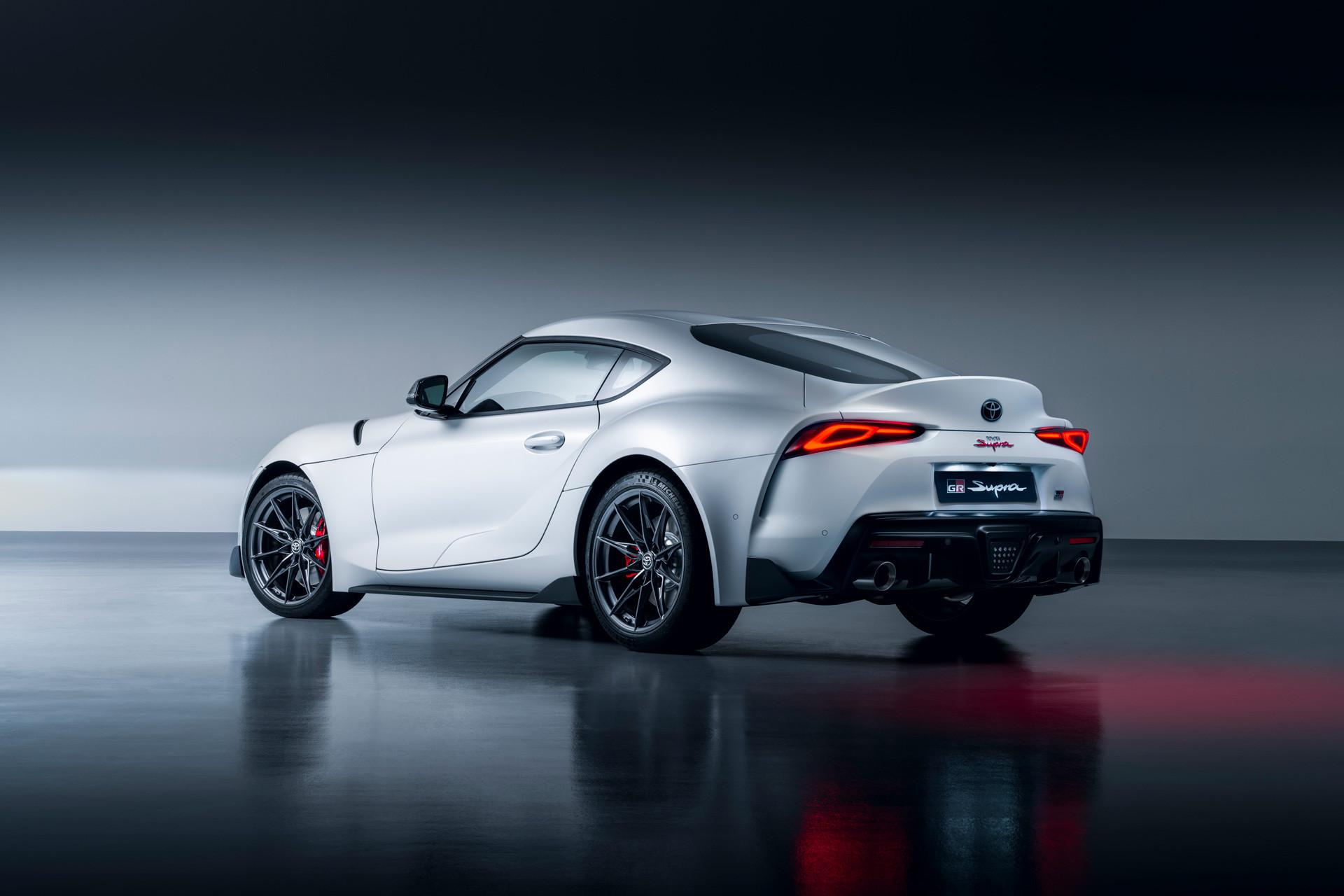 Sisi belakang Toyota Supra A91-MT (Toyota)