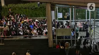 Calon penumpang antre panjang untuk memasuki stasiun MRT di Bundaran HI, Jakarta, Minggu (1/1/2023) dini hari WIB. Perayaan tahun baru yang digelar di kawasan tersebut telah selesai, banyak warga yang ingin kembali pulang sehingga menyebabkan penumpukan antrean di stasiun MRT Bundaran HI. (Liputan6.com/Angga Yuniar)