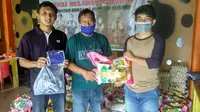 IKA Unmul memberikan paket sembako kepada mahasiswa asal luar daerah yang tidak bisa pulang kampung.