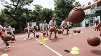 Para siswi mendribble bola pada program coaching clinic dan NBA Cares yang digelar Jr. NBA Indonesia di SMAN 82 Jakarta, Kamis (28/9). The NBA kembali menggelar program Jr. NBA, bagi pengembangan generasi muda bertaraf global yang mempromosikan gaya hidup sehat dan aktif. (Liputan6.com/Fery Pradolo)