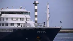 Kapal pesiar MV Hondius yang terdampak Hantavirus berlayar di lepas pantai Belanda saat mendekati pelabuhan Rotterdam pada Senin 18 Mei 2026. (JOHN THYS/AFP)