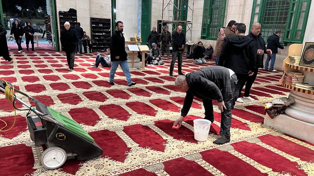 Bersih-Bersih Masjid Al-Aqsa Usai Diserang Polisi Israel