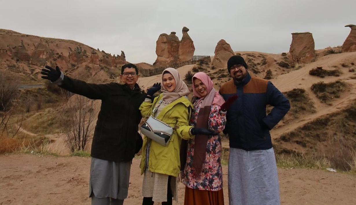 Tak hanya kompak dengan sang ibu, Cut Meyriska juga sangat kompak dengan keluarga besarnya. Seperti diketahui, Cut Meyriska memiliki saudara kandung bernama Teuku Rizky Novaldy, Teuku Baihaqi Septiadi, dan Teuku Umardi Alpis(Liputan6.com/IG/@cutsuharnita)