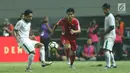 Gelandang Indonesia U-23, Evan Dimas Darmono (kiri) mencoba mengoper bola saat melawan Korea Utara pada laga PSSI Anniversary Cup 2018 di Stadion Pakansari, Kab Bogor, Senin (30/4). Laga berakhir imbang 0-0. (Liputan6.com/Helmi Fithriansyah)