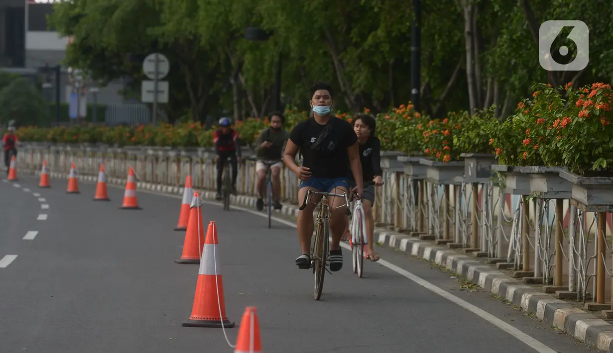 Warga mengendarai sepeda di kawasan jalan Jenderal Sudirman, Jakarta,Sabtu (18/7/2020). Pemerintah Provinsi DKI Jakarta memperpanjang PSBB fase transisi selama 14 hari hingga 30 Juli, seiring kasus baru COVID-19 masih tinggi di ibu kota. (merdeka.com/Imam Buhori)