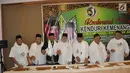 Sejumlah ulama yang tergabung dalam Jaringan Kiai-Santri Nasional (JKSN) Jawa Tengah foto bersama usai konferensi pers bertajuk  "Kenduri Kemenangan Jokowi-KH Ma'ruf Amin" di Semarang (22/4). Dalam acara ini para ulama akan berusaha menyatukan umat Islam seusai Pilpres 2019. (Liputan6.com/Gholib)