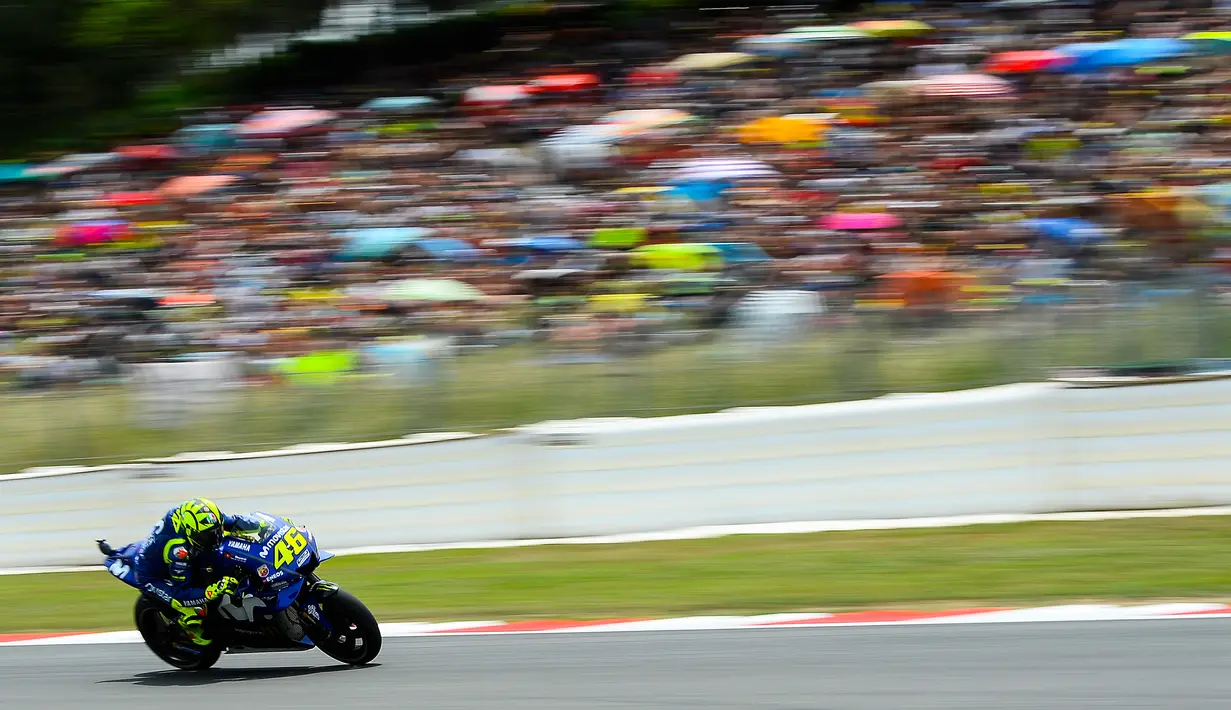 Pembalap Italia dari Movistar Yamaha, Valentino Rossi melaju kencang saat balapan MotoGP Catalunya di Sirkuit Catalunya di Montmelo, (17/6). Pembalap Jorge Lorenzo finis diurutan pertama dengan catatan waktu 40 menit 13,566 detik. (AFP PHOTO / Josep Lago)
