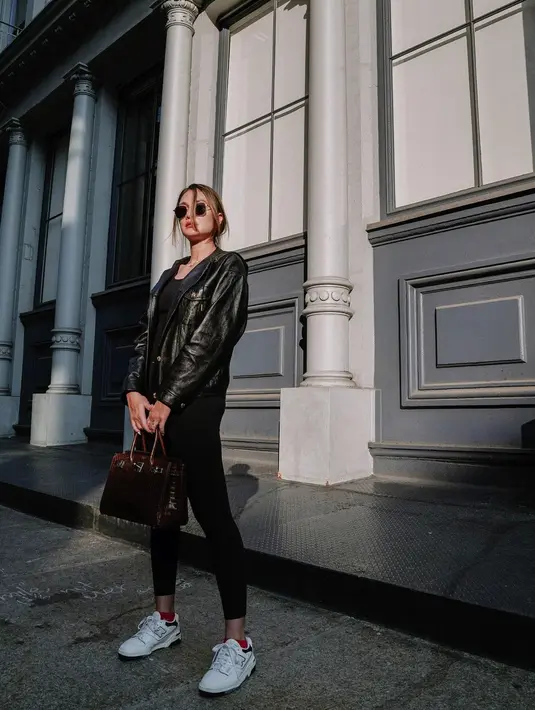 Bukan Luna Maya namanya jika mengenakan OOTD tak sambil membawa tas. Pada potret ini ia juga tampak menenteng tas mewah warna coklat kemerahan. (Instagram/lunamaya)