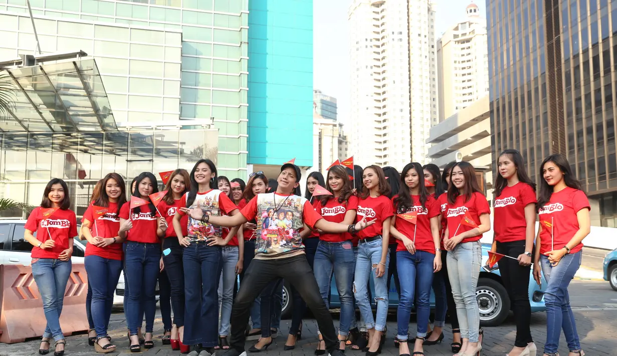 Bagi Ge, poster raksasa bukan pertama kalinya, tapi saat poster raksasa tersebut di pajang di gedung, merupakan pengalaman pertamanya. Dalam poster tersebut, terpampang empat wajah bintang film tersebut. (Nurwahyunan/Bintang.com)