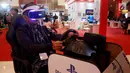 Pengunjung mencoba teknologi Play Station selama BRI Indocomtech 2017 di Jakarta, Kamis (2/11). Pameran ini memamerkan serangkaian produk gadget, smartphone, virtual reality dan piranti pakai (wearable device). (Liputan6.com/Johan Tallo)