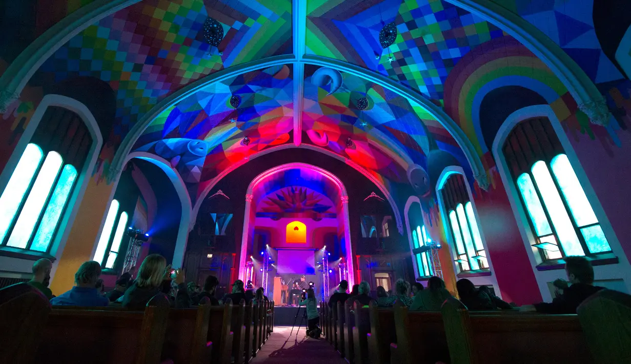 Anggota Gereja Ganja Internasional dihibur dengan pertunjukan musik selama perayaan Hari Ganja Sedunia atau lebih dikenal dengan 4/20 di Denver, Colorado, AS, Jumat (20/4). Gereja ini terdiri dari multi agama. (AFP PHOTO/Jason Connolly)