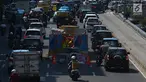 Sejumlah kendaraan melintas di dekat galian kabel yang berada di tengah jalan Gajah Mada, Jakarta, Sabtu (12/5). Galian kabel instalasi listrik yang berada di tengah jalan ini membuat arus lalu lintas sedikit tersendat. (Merdeka.com/Imam Buhori)