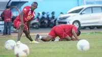 Morimakan Koita dan Lancine Kone saat berlatih bersama Arema Cronus jelang Piala Presiden 2015. (Bola.com/Kevin Setiawan)