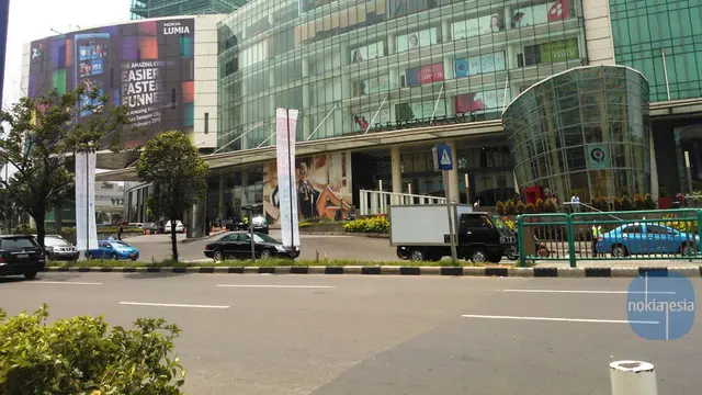 [Bintang] Sebelum Lompat, Pria Tewas di Senayan City Sempat Merokok
