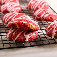 ilustrasi red velvet cookies/copyright by MShev (Shutterstock)
