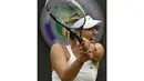 Maria Sharapova menang mudah atas petenis Swiss, Timea Bacsinszky (6-2, 6-1) di babak kedua turnamen Wimbledon, (26/6/2014). (REUTERS/Toby Melville)