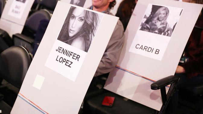 Foto penyanyi Jennifer Lopez tertempel di tempat duduk untuk perhelatan Grammy Awards 2019 di Staples Center, Los Angeles, Kamis (7/2). Grammy Awards ke-61 akan diadakan pada 10 Februari pukul 20.00 waktu setempat. (Matt Sayles/Invision/AP)
