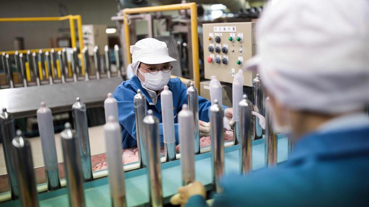 Uji coba kondom paling tipis di dunia yang diproduksi di Jepang (AFP)